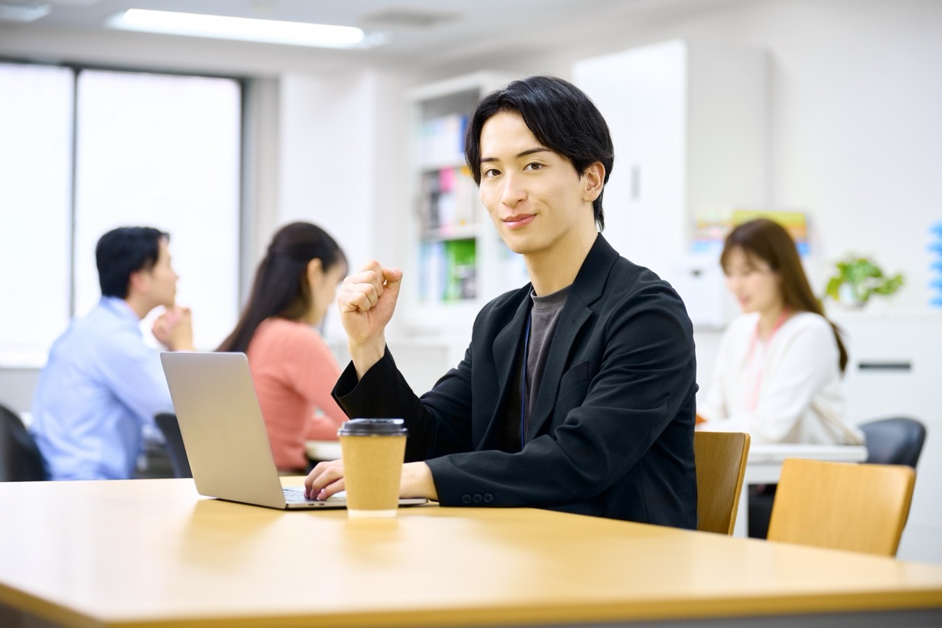 グリーンメディカルの社員が病院の担当者と和やかに打合せをしている